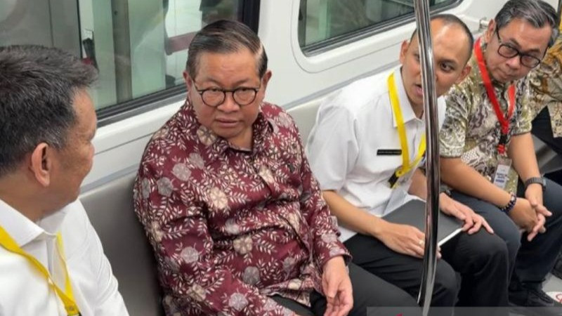 Gubernur DKI Jakarta Pramono Anung saat melakukan uji coba LRT rute Kelapa Gading-Manggarai, Senin (24/8).