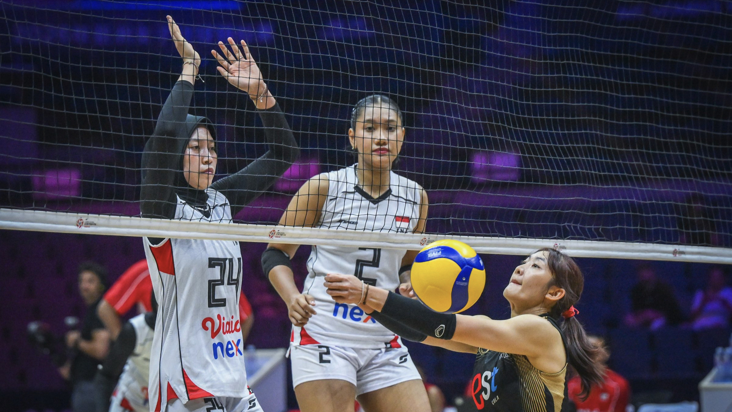 Pemain Timnas Voli Putri Indonesia (putih) saat melawan Thailand di AVC Women s Continental 2026.