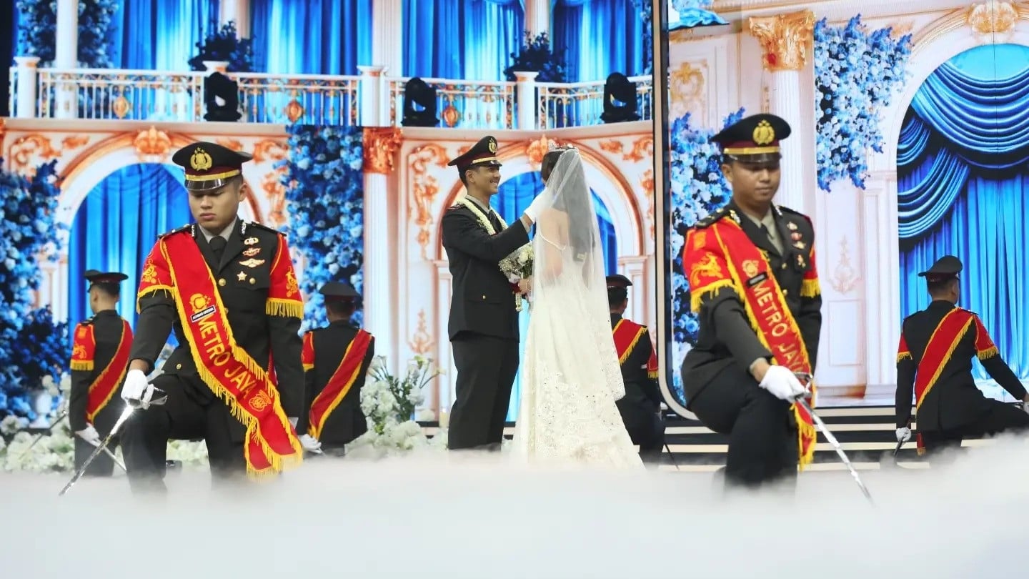 Adegan  pernikahan  Arya Saloka dan Asha Assuncao yang dilengkapi dengan penampilan Pedang Pora