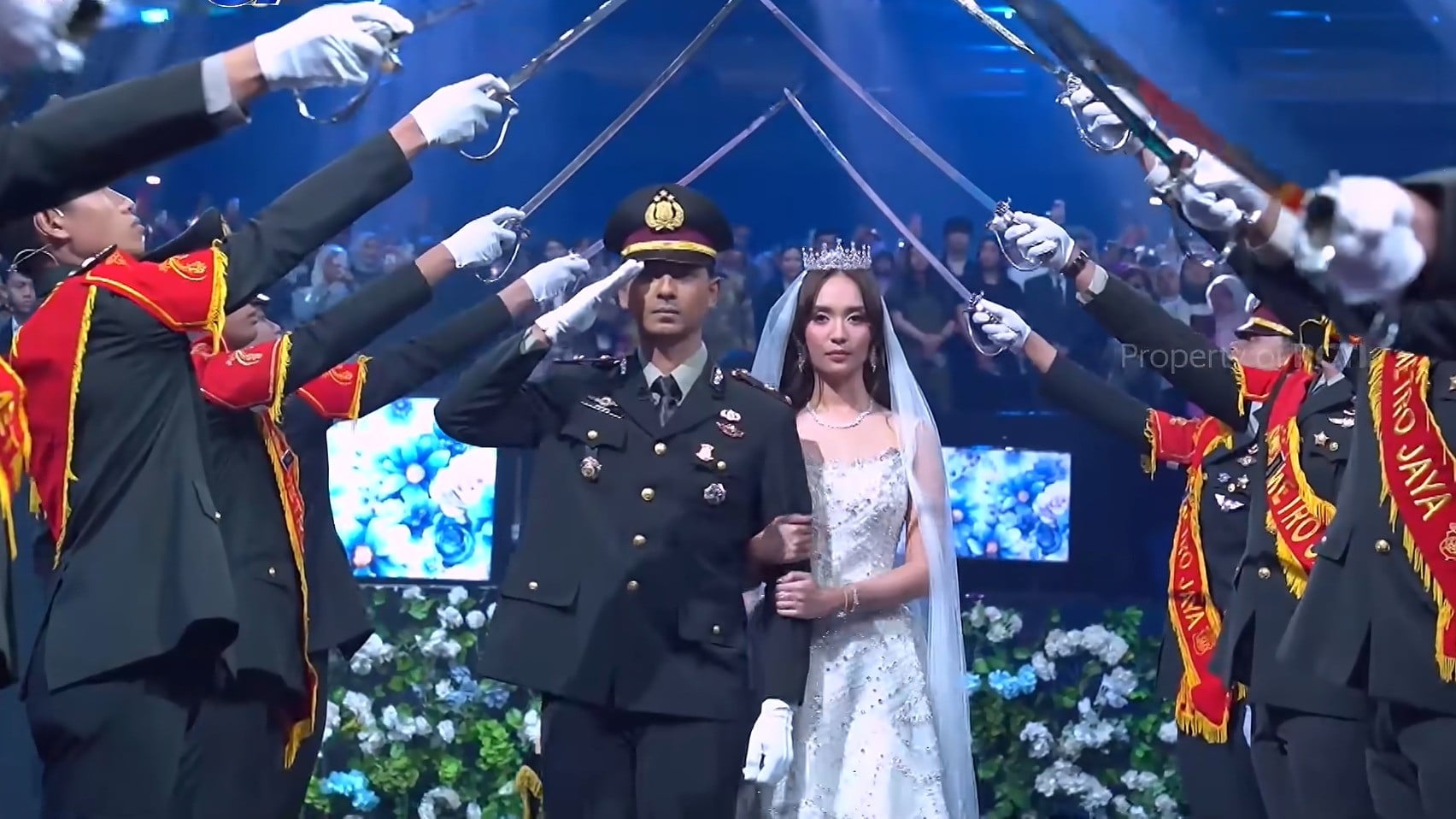 Adegan  pernikahan  Arya Saloka dan Asha Assuncao yang dilengkapi dengan penampilan Pedang Pora