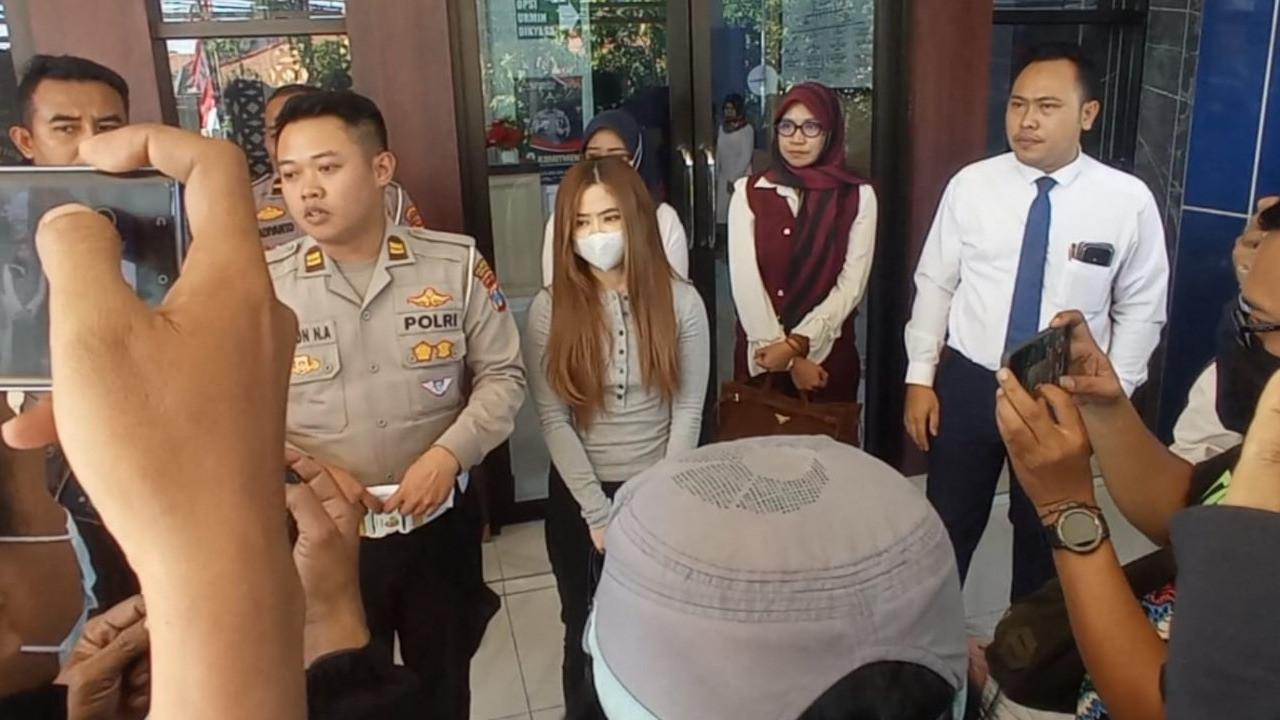 Wnita berinisial ENR (32) yang mengemudikan mobil SUV dalam kondisi mabuk berat di Surabaya minta maaf.