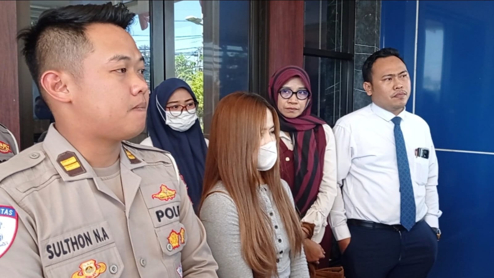 Wanita berinisial ENR (32) yang mengemudikan mobil SUV dalam kondisi mabuk berat di Surabaya minta maaf.