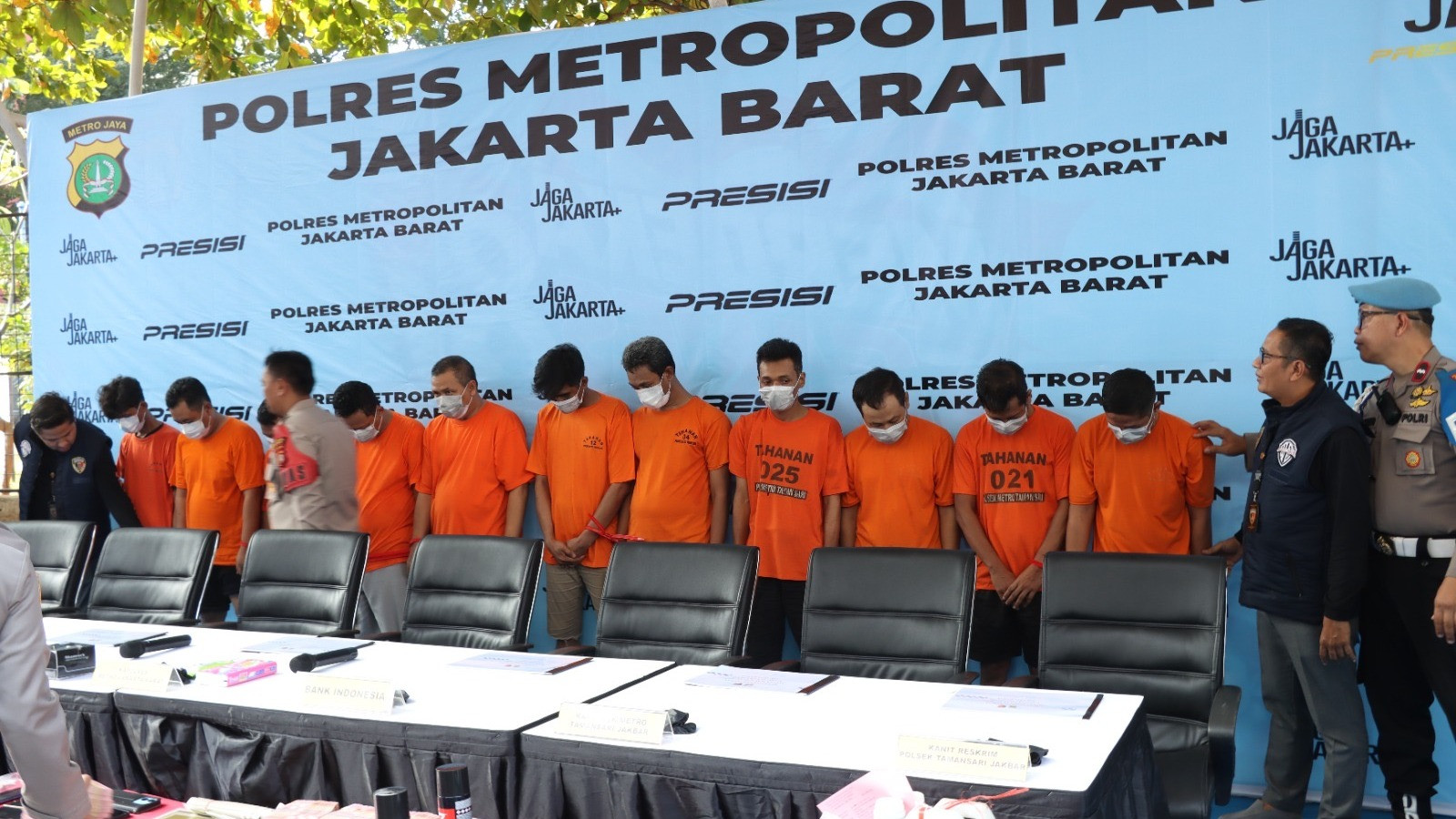 Polres Jakbar Bongkar Sindikat Produksi Uang Palsu, 11 Orang Jadi Tersangka dan Upal Rp1,5 Miliar Disita