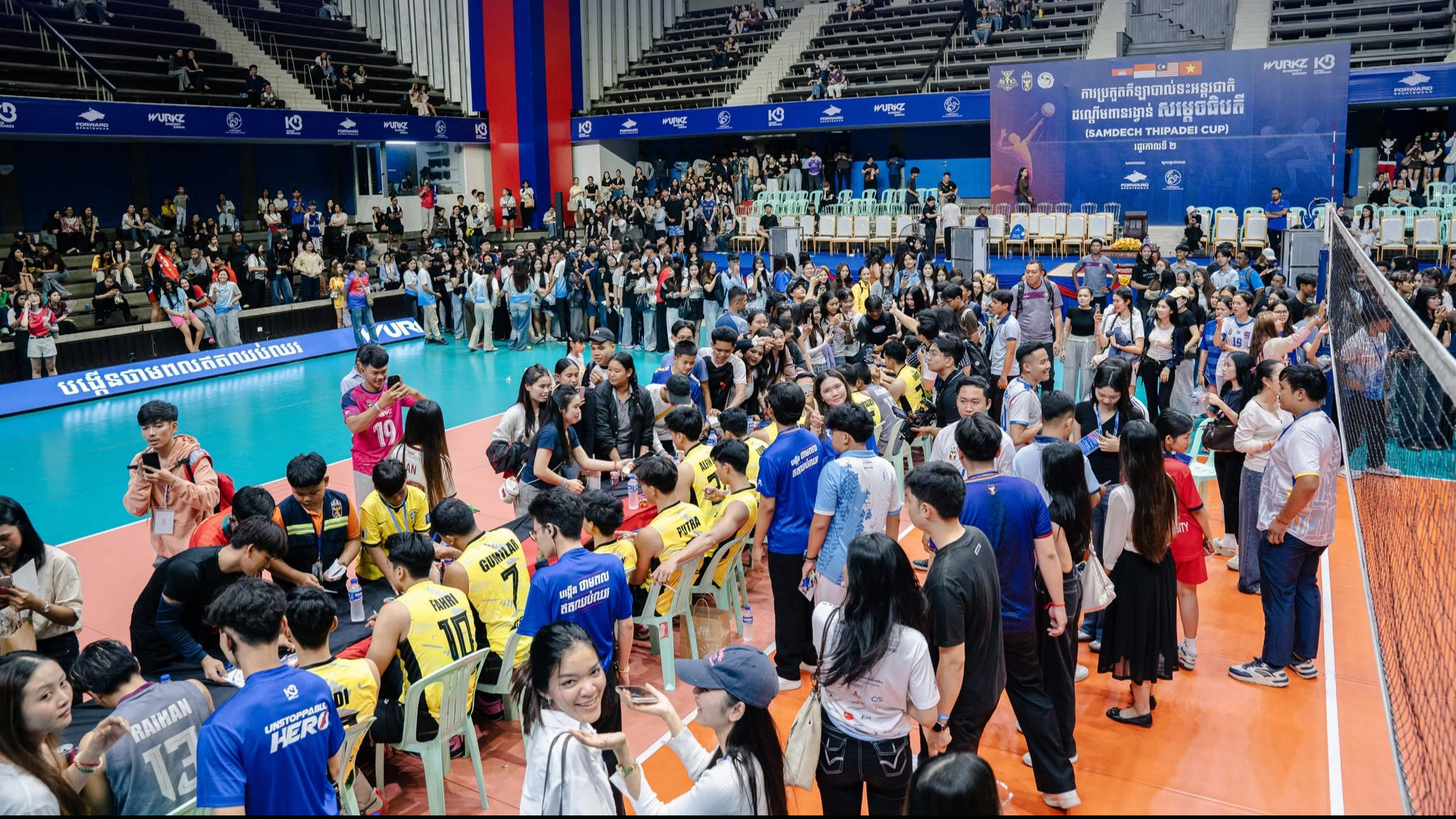 Suasana fansign Timnas Voli Indonesia di Kamboja.