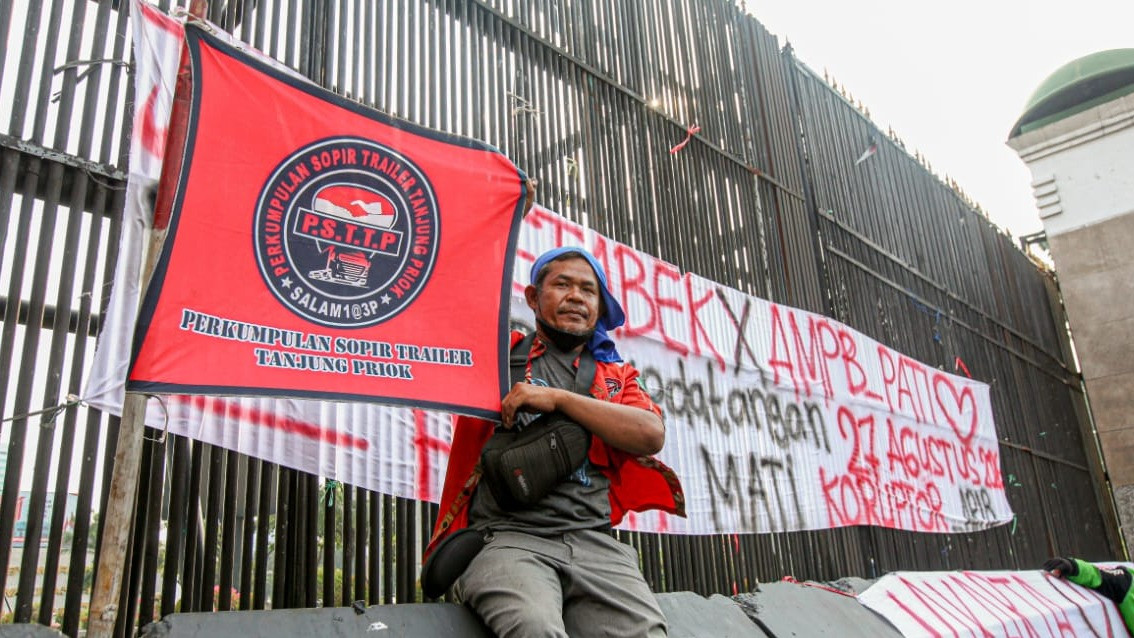 Lensa Berbicara: Jelang Aksi 27 Agustus, Spanduk  Hukum Mati Koruptor  Terbentang di Depan DPR