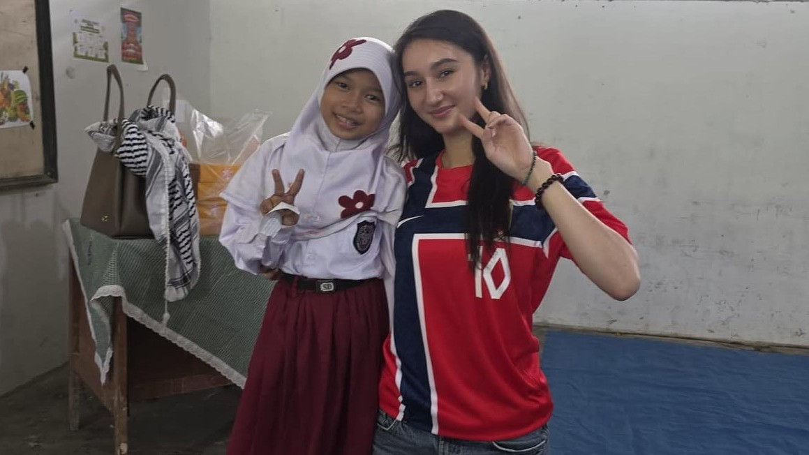 Ayu Zhafira Amalia Kynbraten, finalis Miss Universe Norway 2026 berpose dengan siswi SD