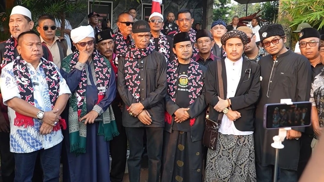 Ketua Umum DPP ormas GRIB Jaya, Hercules Rozario Marshal (tengah)