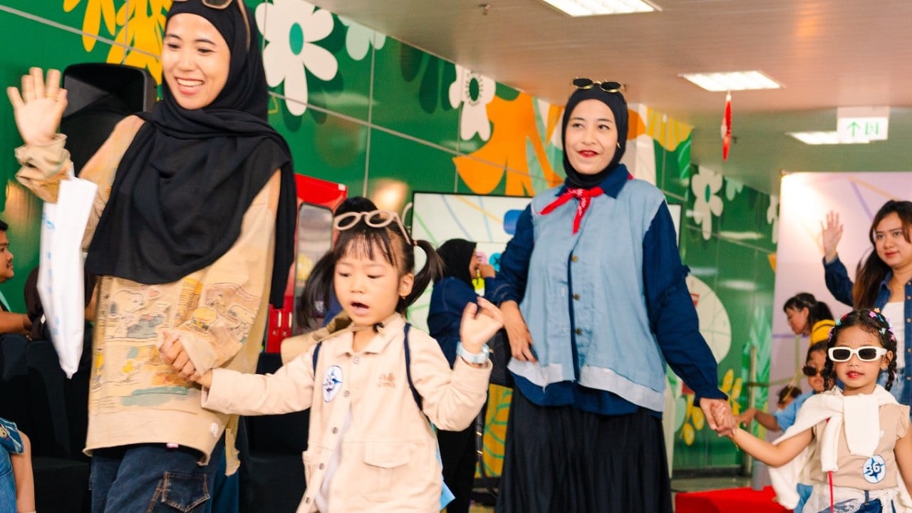 Ibu ajak anak naik LRT.