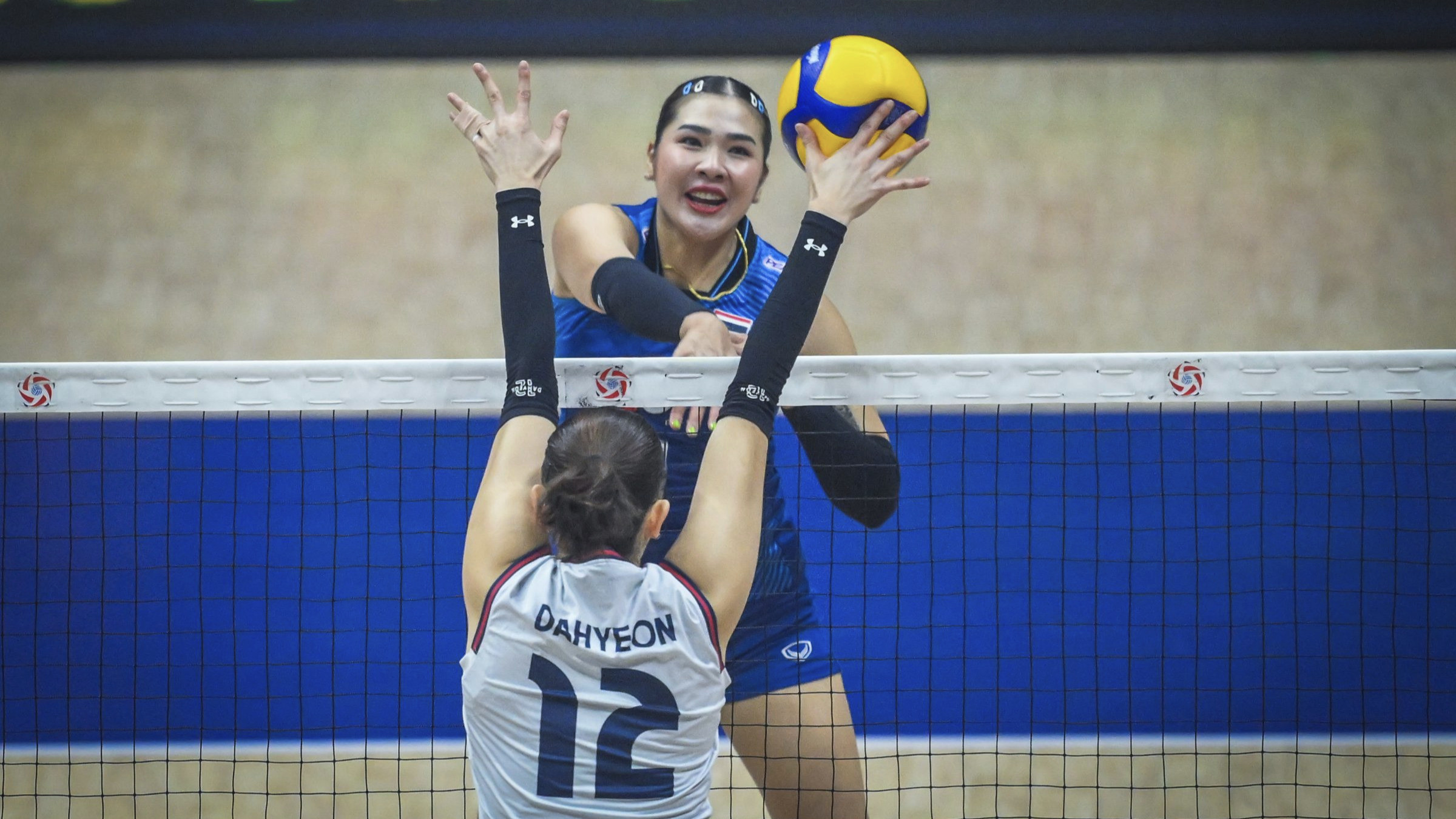 Pemain Thailand, Sasipaporn Janthawisut (biru) melawan Lee Da-hyeon (Korea Selatan/putih) di AVC Women s Continental 2026.