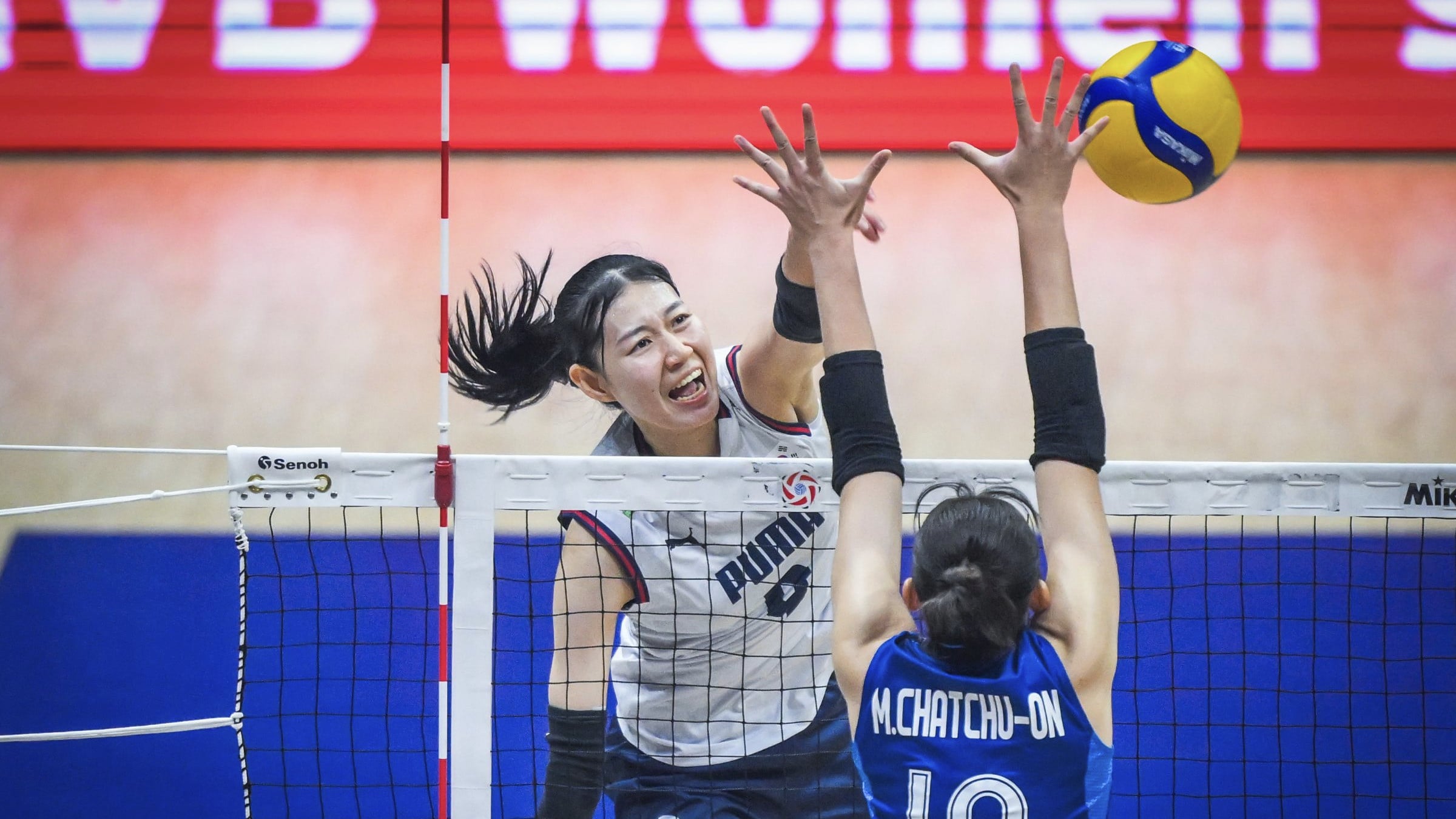 Pemain Korea Selatan (putih) vs Thailand (biru) di AVC Women s Continental 2026.