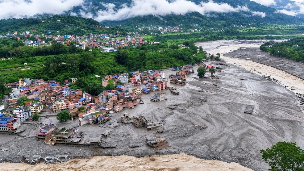 Potret udara lumpur menutupi bangunan setelah banjir bandang di Trishuli, distrik Nuwakot, Nepal