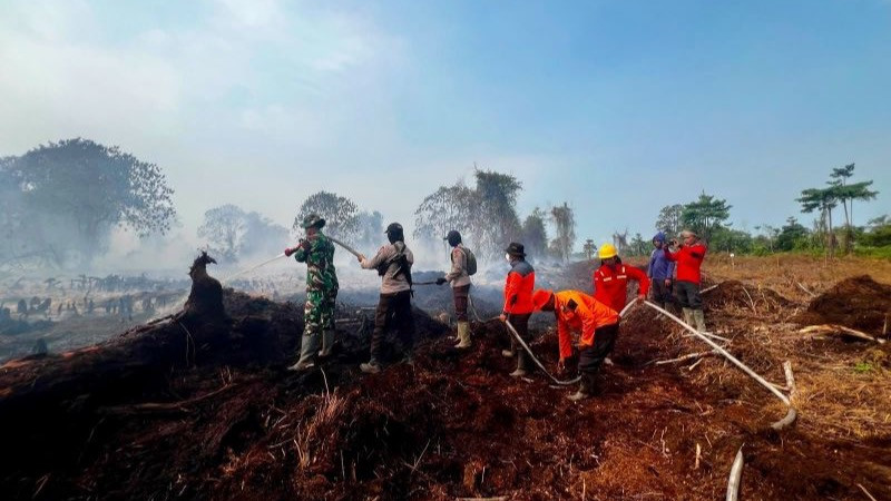 Tim gabungan melakukan pendinginan lokasi karhutla usai gelar patroli bersama di Jambi.