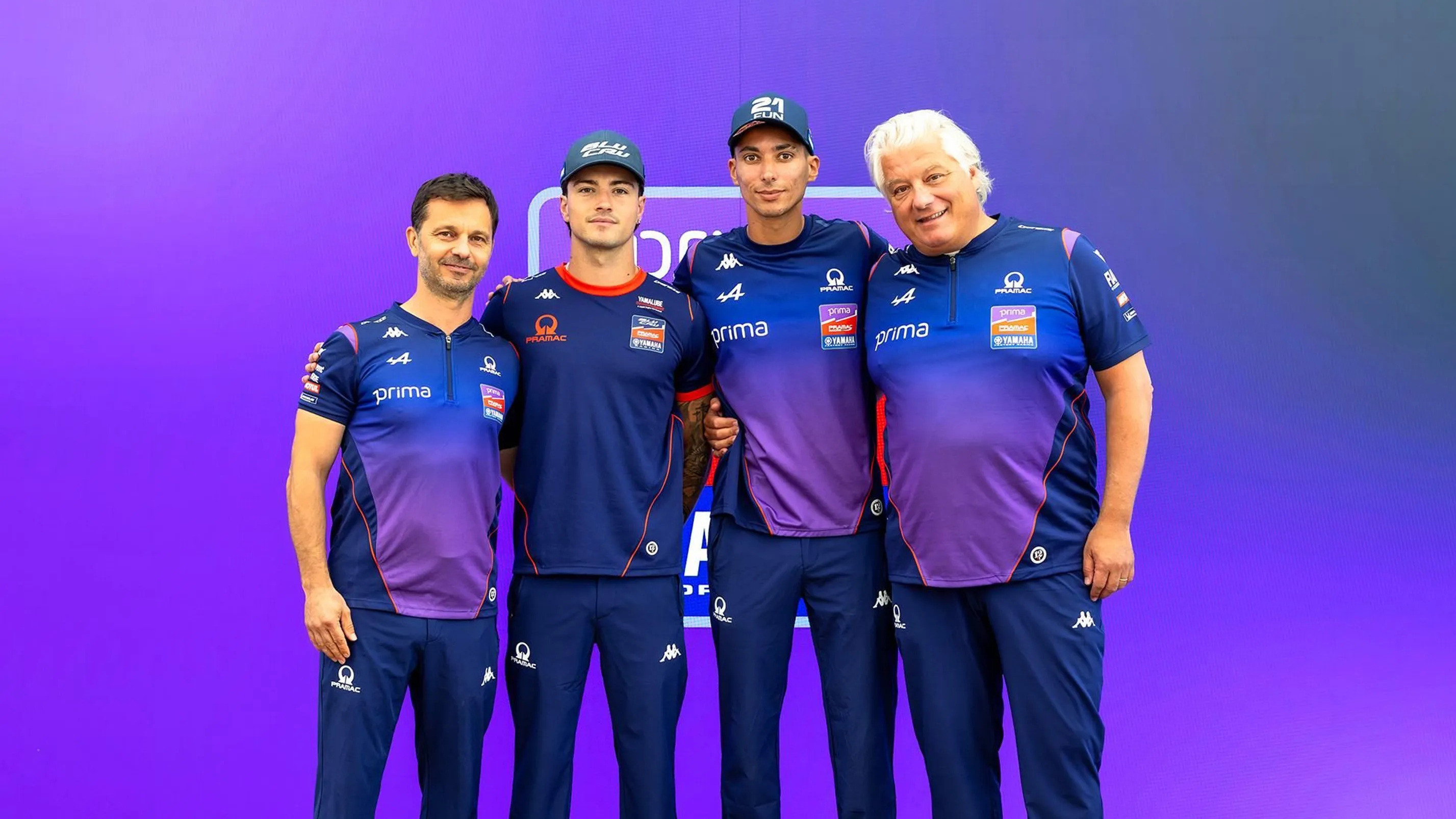 Pramac Yamaha resmi merekrut Izan Guevara (kedua dari kiri) untuk MotoGP 2027.