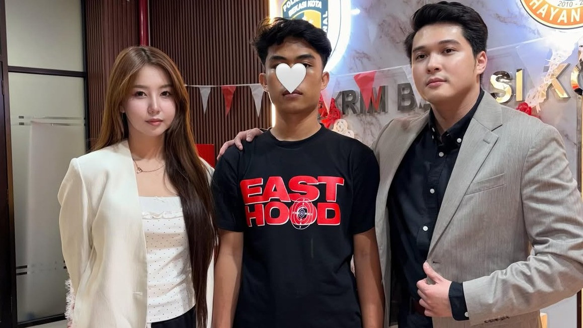 Mantan pacar Willie Salim, Meicy Villia Kalangi alias Vilmei bersama pengacaranya saat menyerahkan Arka, pacar karyawan sendiri bernama Zahra yang diduga terlibat kasus dugaan penggelapan dana Rp1,28 miliar