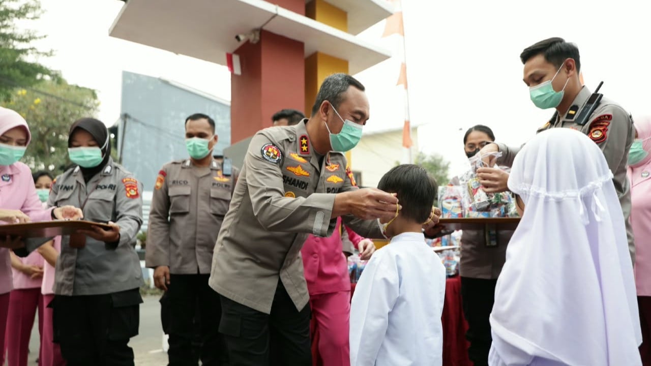 Cegah Dampak Asap Karhutla, Kapolda Sumsel Bagikan Ribuan Masker untuk Masyarakat