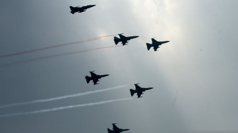 Pesawat tempur F-16 Fighting Falcon dan T-501 Golden Eagle TNI AU membentuk formasi saat Fly Pass dalam rangkaian Upacara Kemerdekaan ke-81 Republik Indonesia di Jakarta, Senin (17/8).