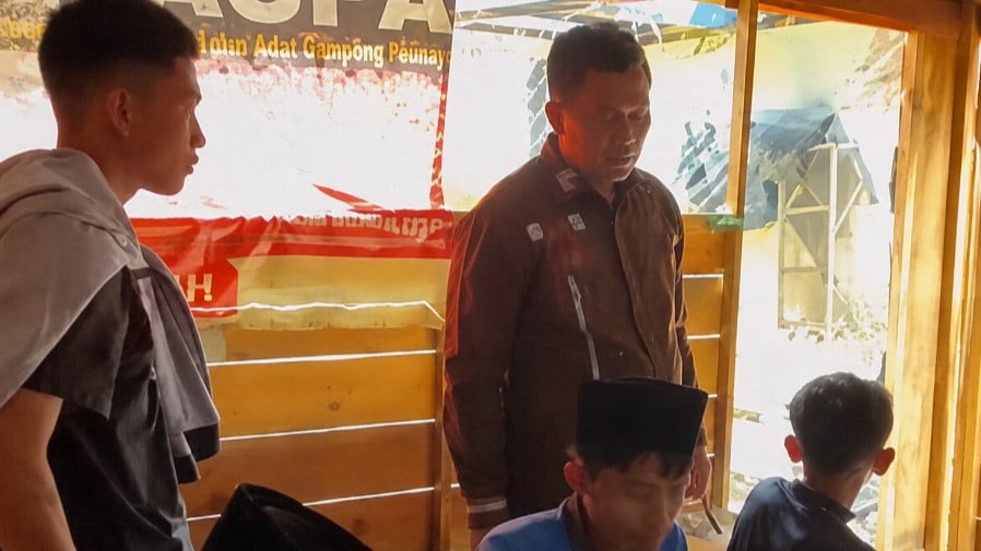 Potret video viral Bupati Aceh Tengah, Haili Yoga saat menyidak sejumlah siswa SMKN 1 Takengon merokok dan main domino