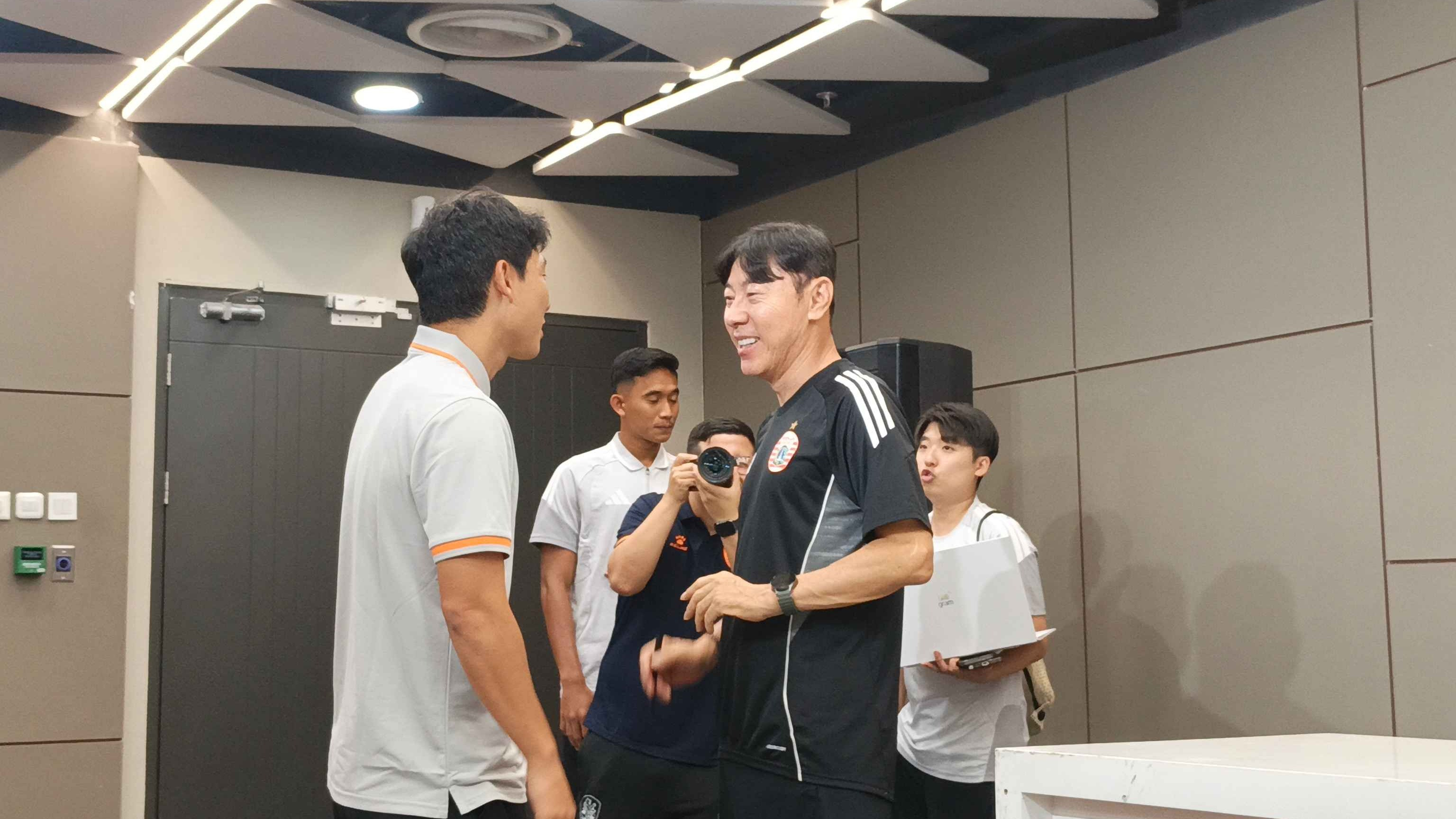 Rizky Ridho Kebingungan Lihat Shin Tae-yong Asyik Ngobrol Bahasa Korea dengan Pemain Brisbane Roar
            - galeri foto