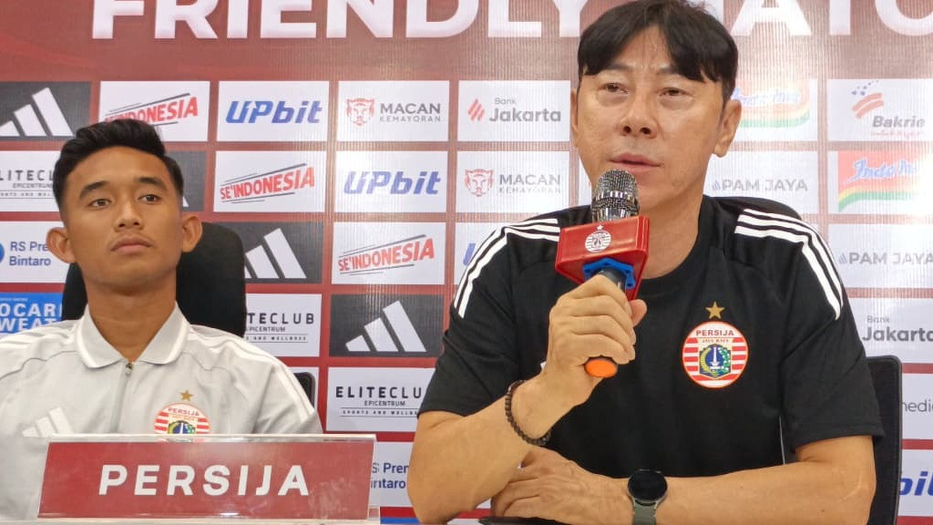 Pelatih Persija, Shin Tae-yong (kanan)