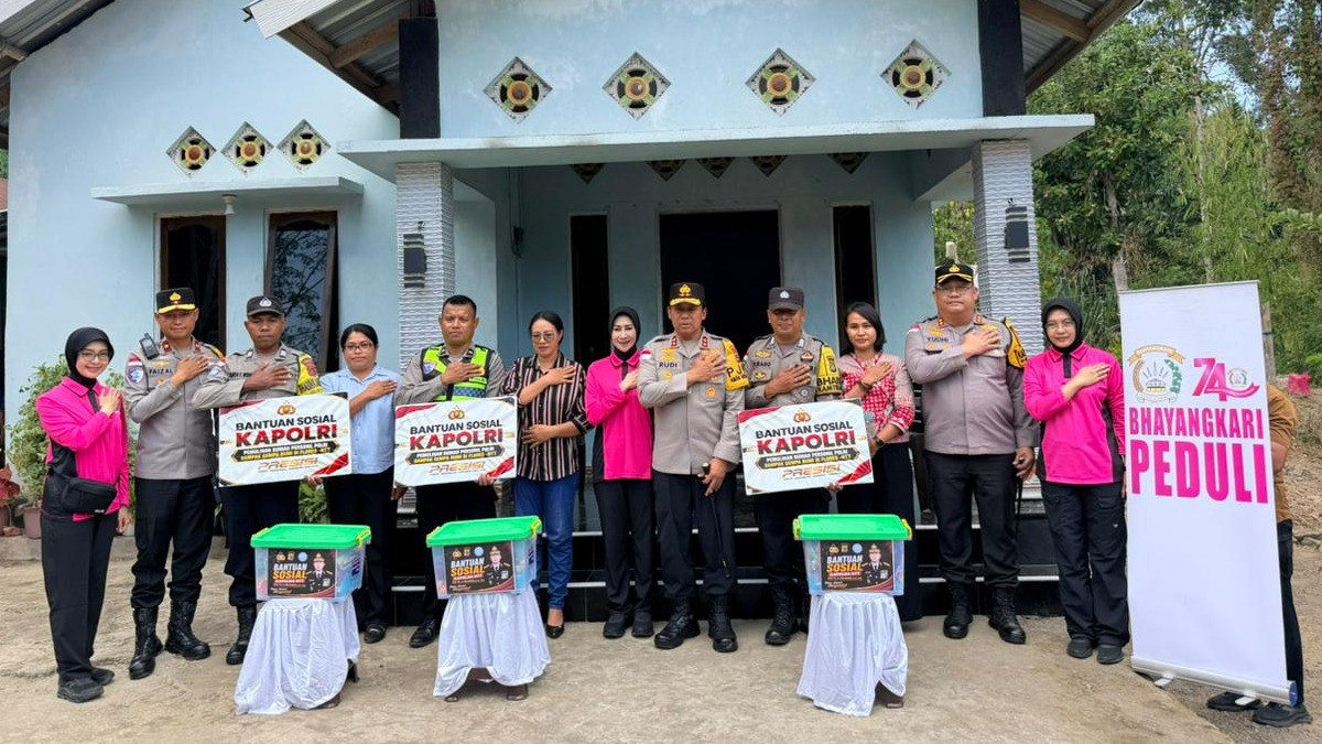 Pascagempa Flores: Kapolda NTT dan Bhayangkari Bersihkan Gereja, Salurkan Bantuan ke Keuskupan Agung Ende