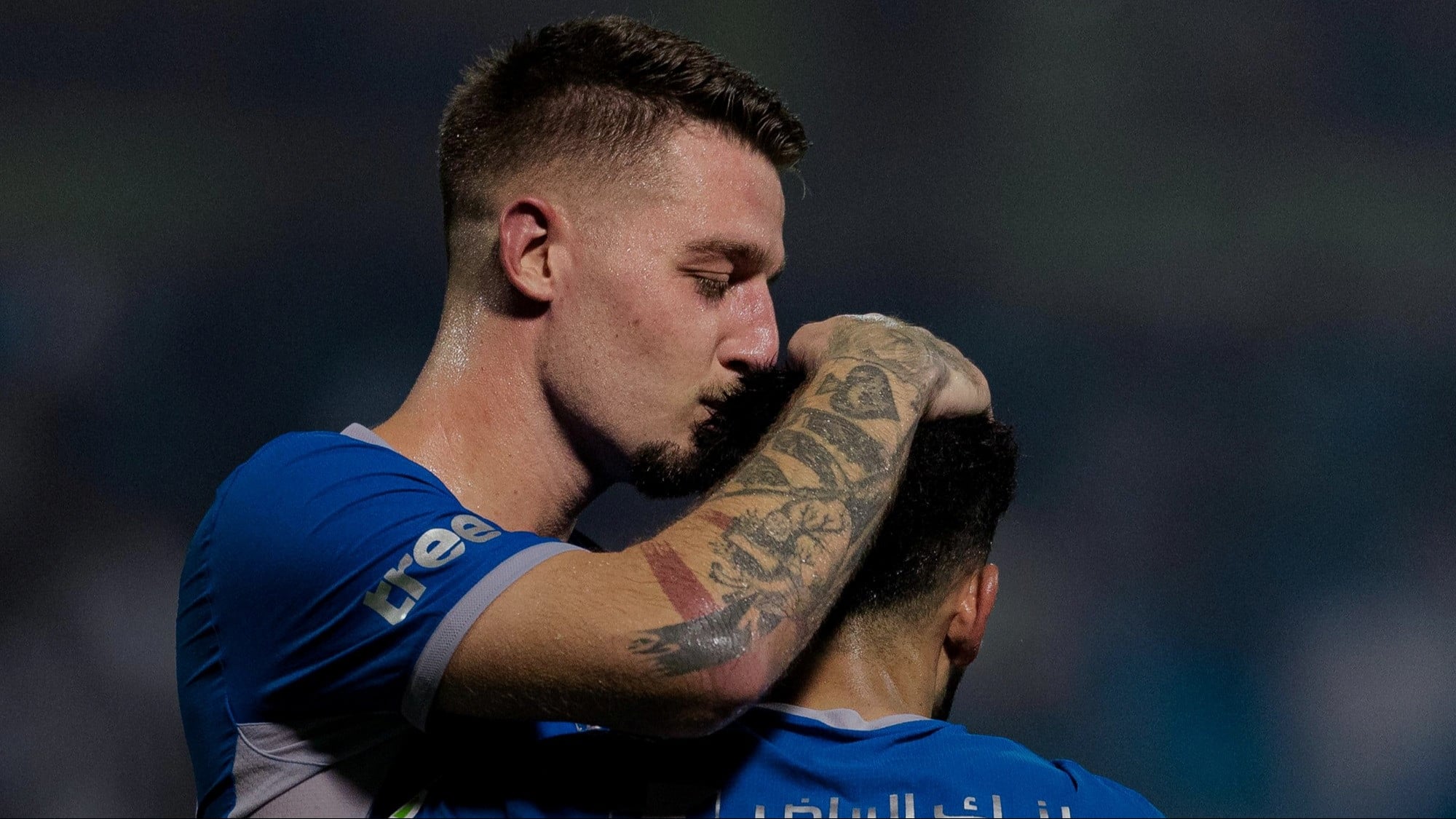 Sergej Milinkovic-Savic mencium kepala Sultan Mandash dalam laga Al Khaleej vs Al Hilal di Liga Pro Saudi 2026/2027, Sabtu (29/8/2026).