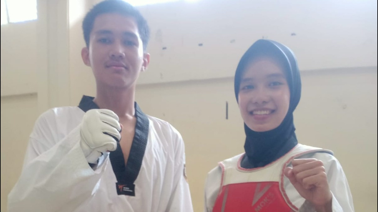 Atlet Taekwondo dari Unit Taekwondo Pancasila, Injido (kiri) dan Nazwa (kanan)