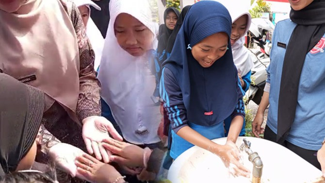 Kegiatan periksa kuku dan cuci tangan pakai sabun di SD Negeri Sukamanah 01, Megamendung, Kabupaten Bogor