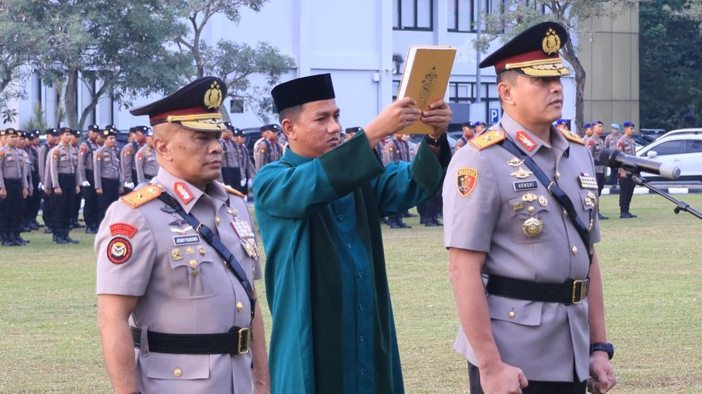 Brigjen Pol Hengki Haryadi (kanan) saat serah terima jabatan Wakapolda Riau