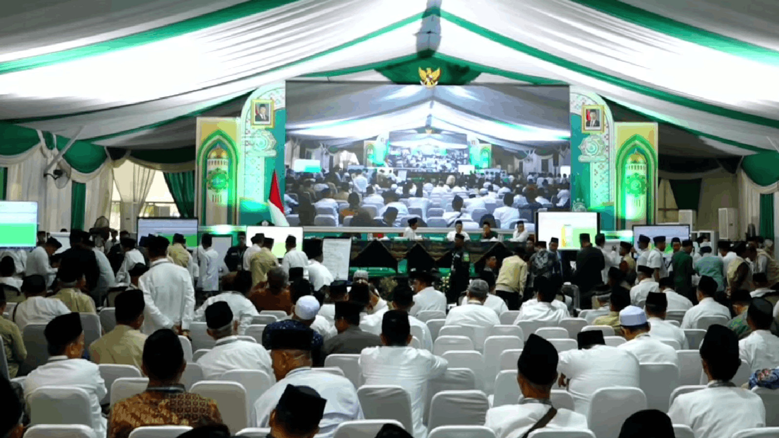 Muktamar Ke-35 Nahdlatul Ulama (NU) di Pondok Pesantren Bahrul Ulum Tambakberas, Jombang, Jawa Timur.