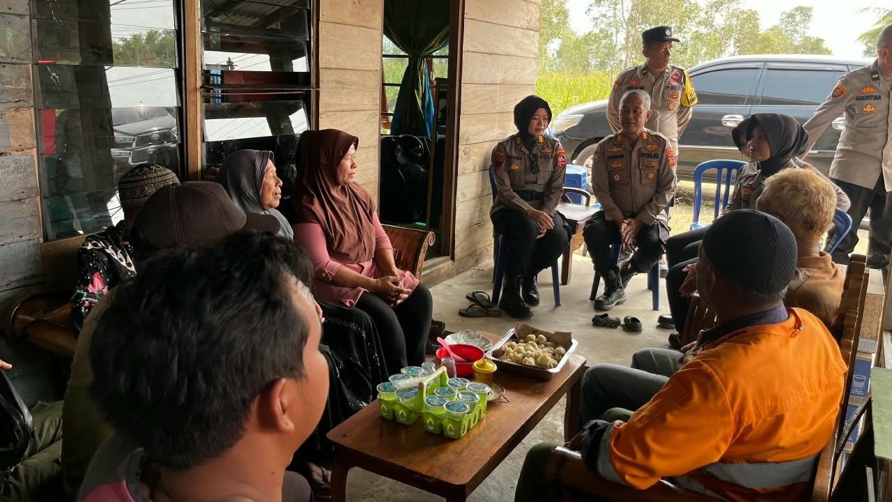 Polda Sumatera Selatan mengedukasi masyarakat terkait pencegahan kebakaran hutan dan lahan (Karhutla) pada Minggu (30/8/2026).