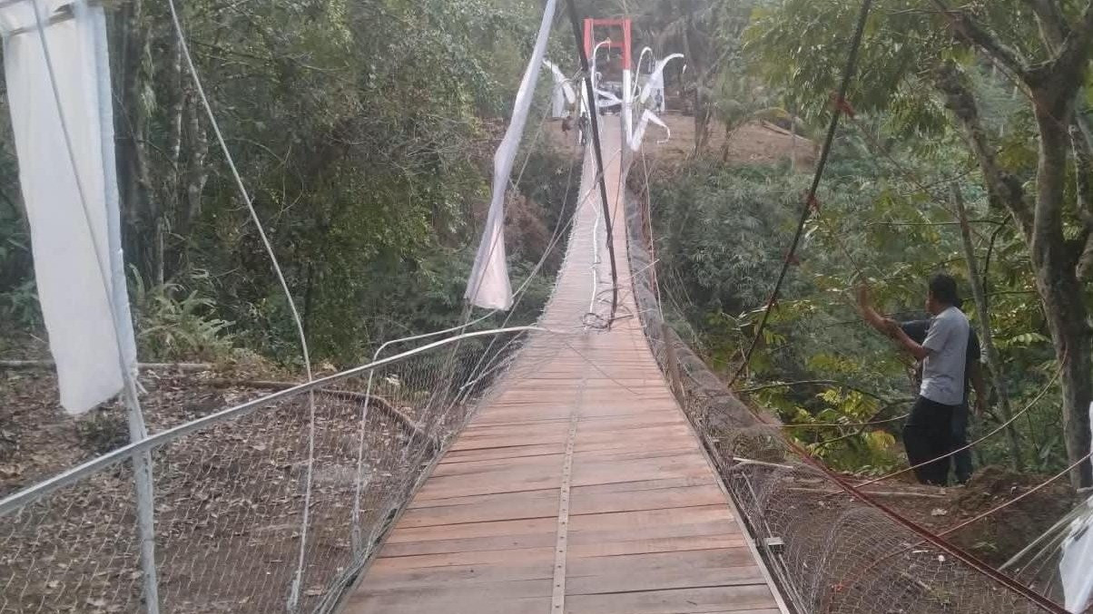 Jembatan Gantung Pongpet di Dusun Margajaya RT 01/12, Desa Margacinta, Kecamatan Cijulang, Kabupaten Pangandaran, Jawa Barat, mengalami perubahan posisi saat peresmian, Minggu (30/8/2026).