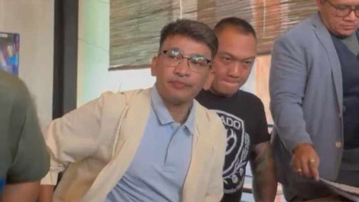 Artis Ruben Onsu memberikan keterangan kepada wartawan terkait dugaan penipuan dan penggelapan dana Rp3,5 miliar di kawasan Kebayoran Baru, Jakarta Selatan, Senin (31/8/2026).