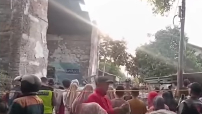 Bangunan gedung tua Hogwan di Bumiayu ambruk menimpa rumah warga, 3 orang tewas