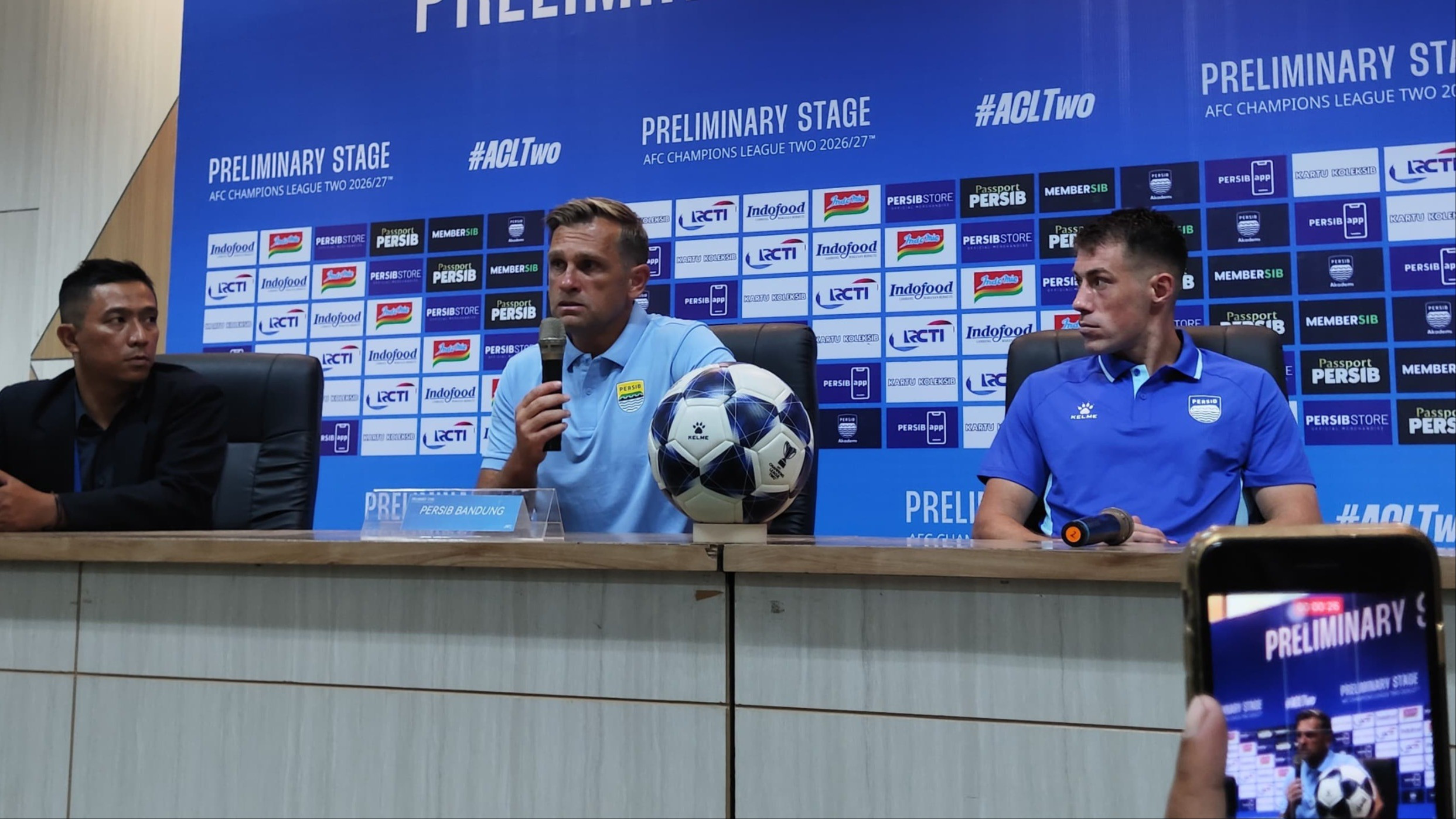 Bukan Cuma demi Persib, Igor Tolic Ungkap Misi Maung Bandung di AFC Champions League Two
            - galeri foto