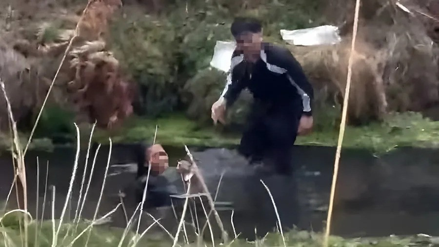 2 pendaki yang viral terekam mandi di aliran mata air Sungai Kolbu, Gunung Argopuro, Jawa Timur