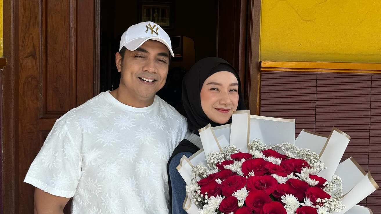 Ustaz Riza Muhammad dan istrinya, Indri Giana