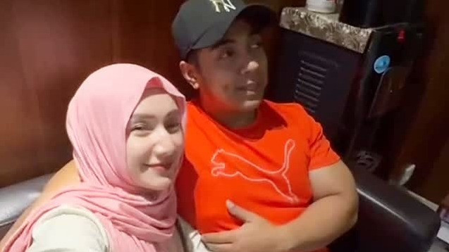 Ustaz Riza Muhammad dan istrinya, Indri Giana
