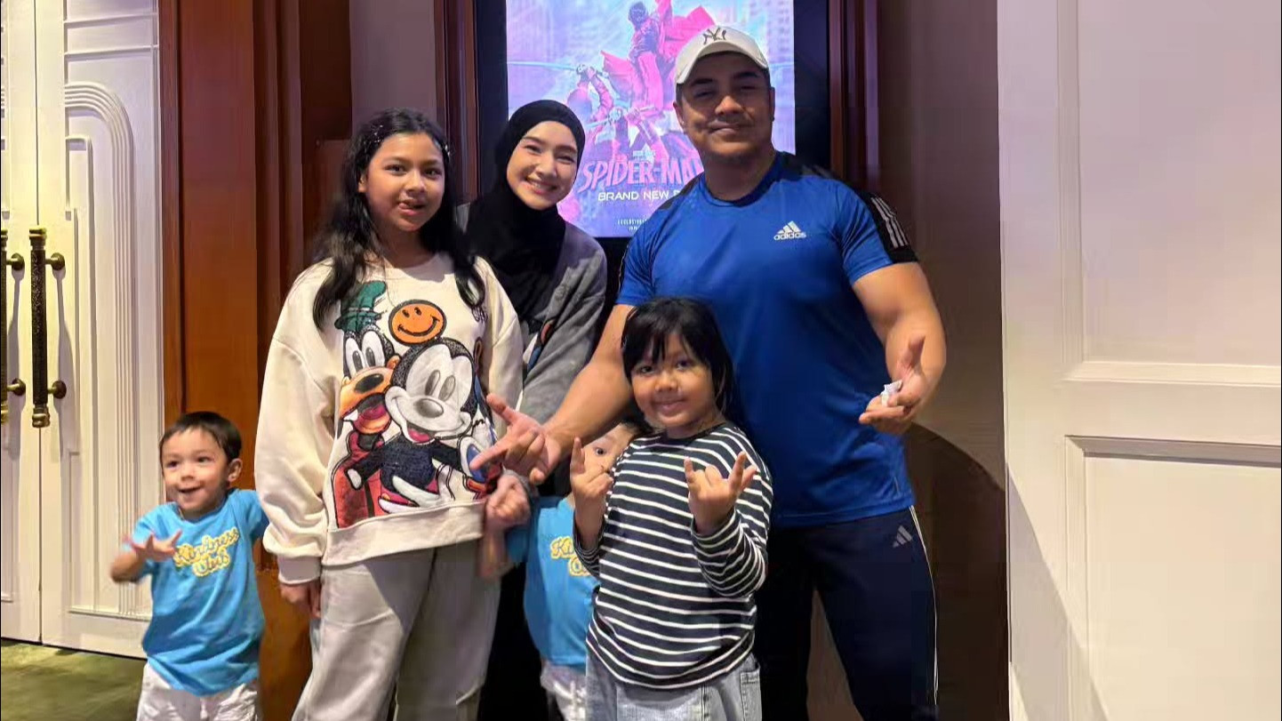 Pendakwah Ustaz Riza Muhammad bersama keluarga