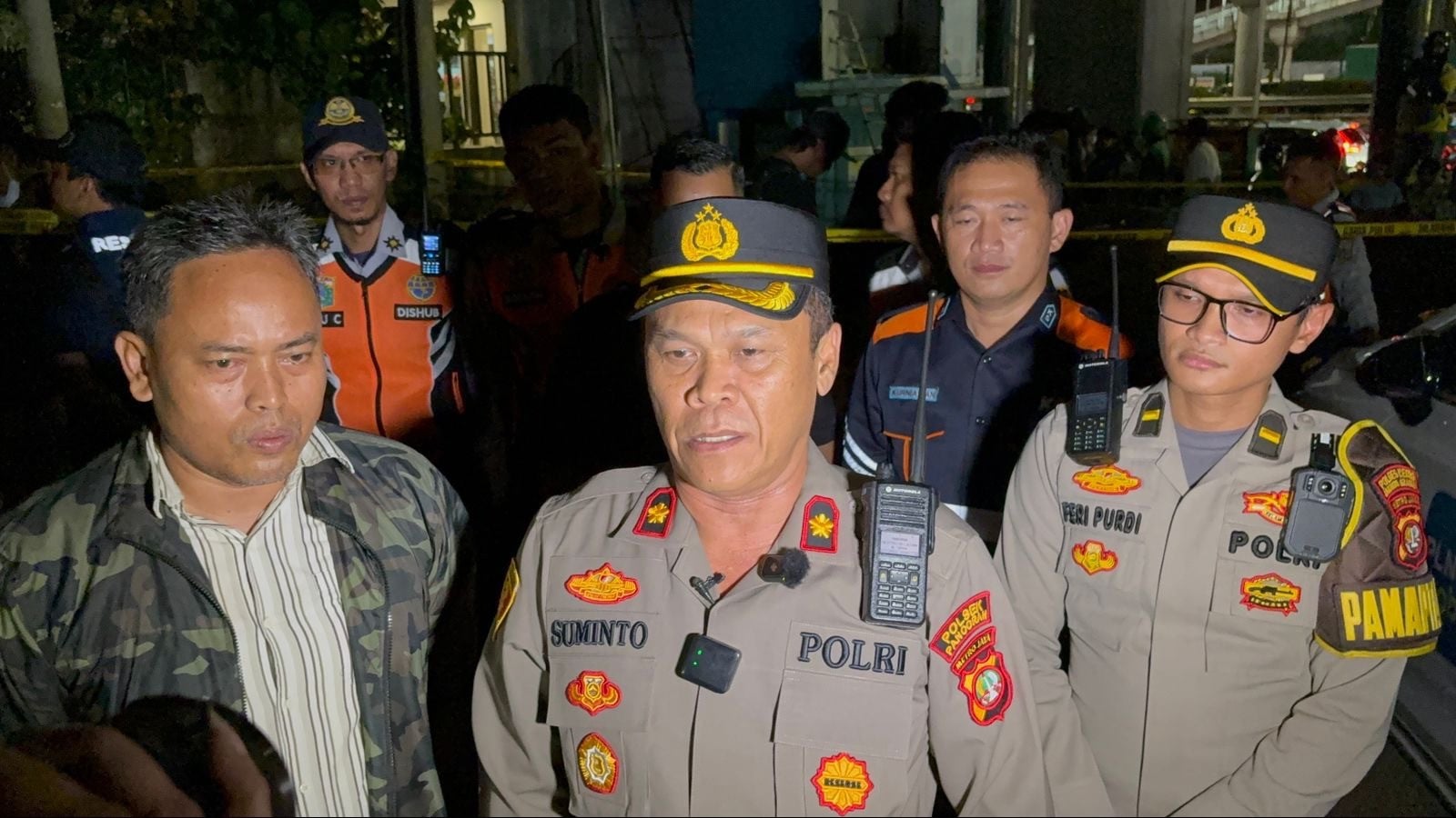 Kapolsek Pancoran, Kompol Suminto (tengah)