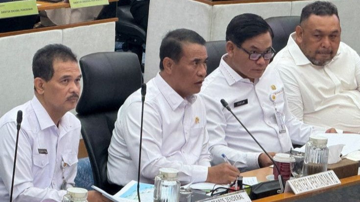 Menteri Pertanian Andi Amran Sulaiman (kedua kiri) bersama jajaran pejabat lingkup Kementerian Pertanian dalam Rapat Kerja Komisi IV DPR RI di Jakarta, Selasa (1/9/2026).