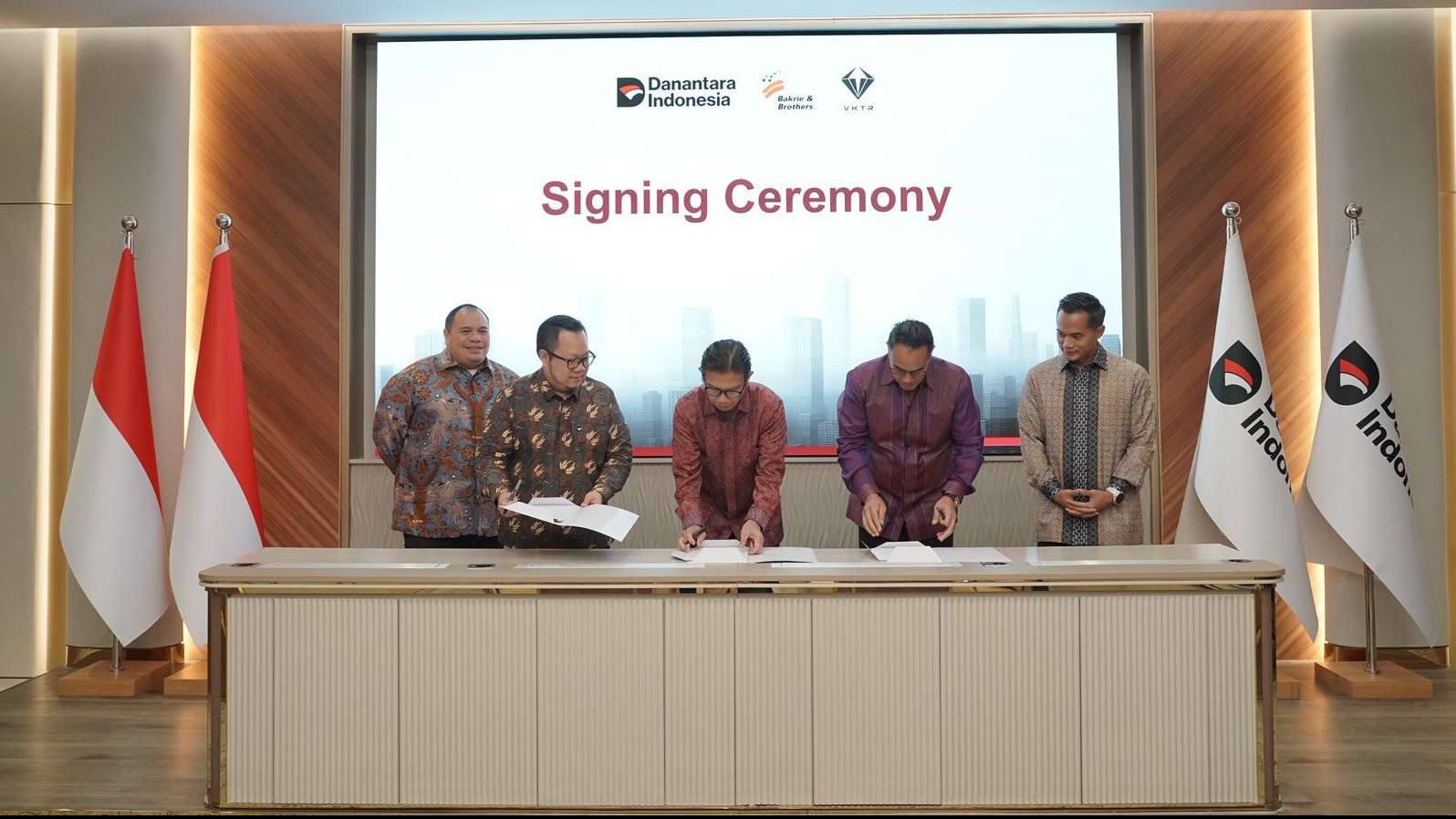PT VKTR Teknologi Mobilitas Tbk (“VKTR”), bersama Danantara Indonesia melalui PT Danantara Investment Management (“DIM”) dan PT Bakrie & Brothers Tbk (“BNBR”), menandatangani Indicative Term Sheet (“Term Sheet”).