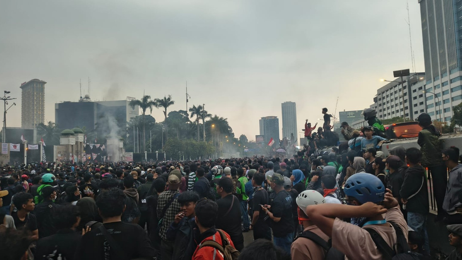 Suasana demo 27 Agustus 2026 di depan Gedung DPR RI.