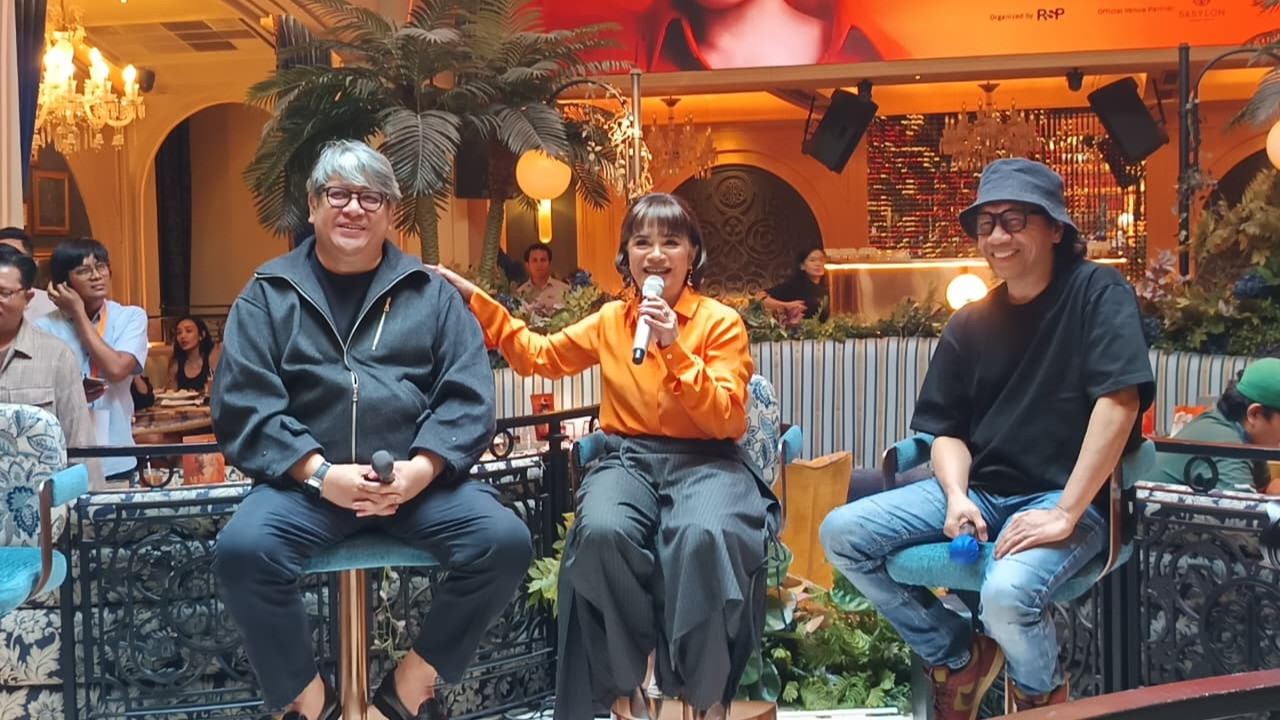 Ruth Sahanaya (tengah) dalam sesi konferensi pers dan listening party mini album 