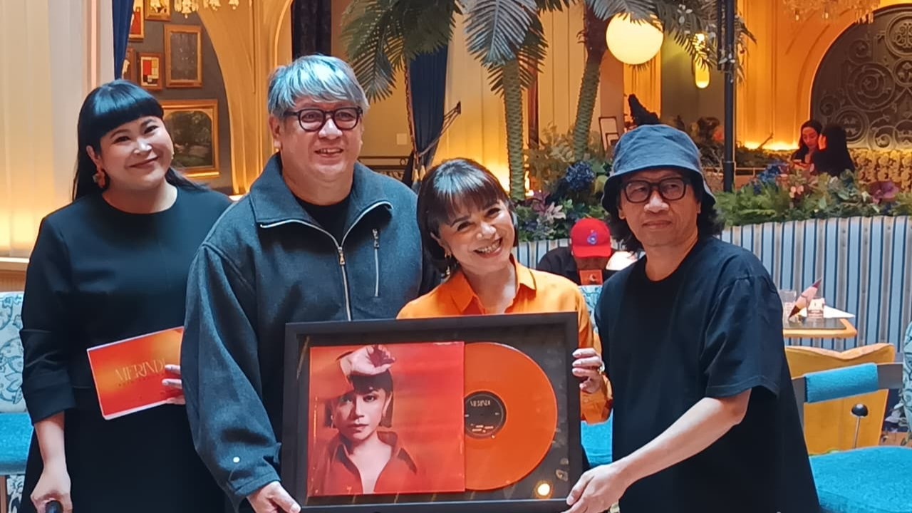 Ruth Sahanaya (baju oranye) dalam sesi konferensi pers dan listening party mini album 