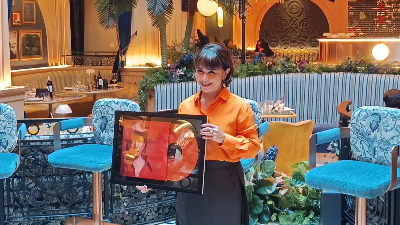 Ruth Sahanaya dalam sesi konferensi pers dan listening party mini album 