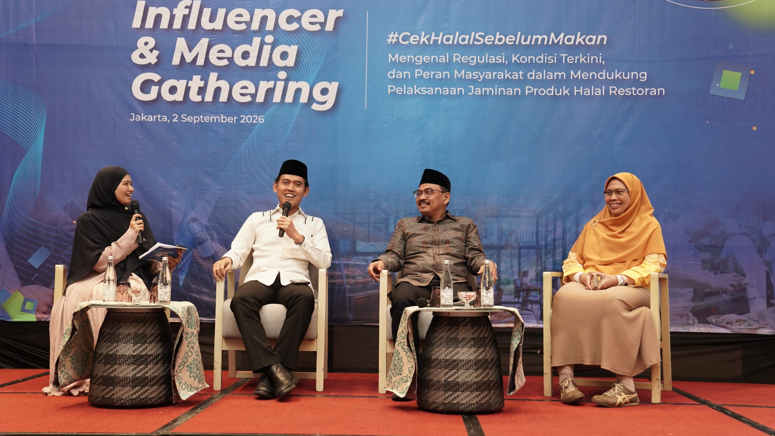 Ketua MUI Bidang Fatwa, Asrorun Niam Sholeh, Deputi Bidang Registrasi dan Sertifikasi Halal BPJPH, Mamat S Burhanudin, dan Direktur Utama LPPOM, Muti Arintawati saat mengingatkan pelaku usaha terkait batas waktu Wajib Halal