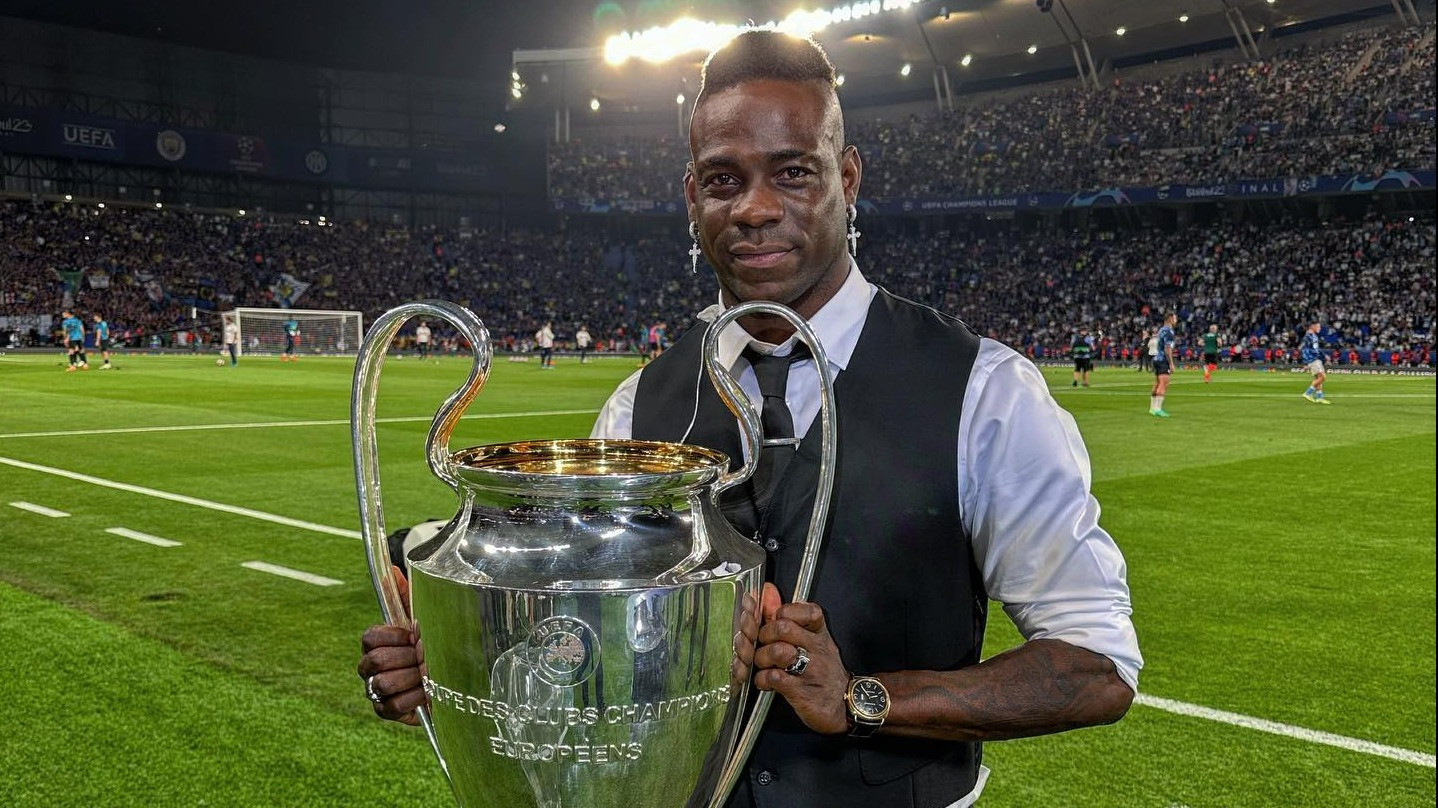 Mario Balotelli memegang trofi Liga Champions.