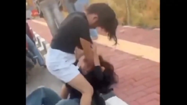 2 siswi SMP berkelahi sampai salah satu kepalanya dibenturkan ke trotoar jalan viral di media sosial
