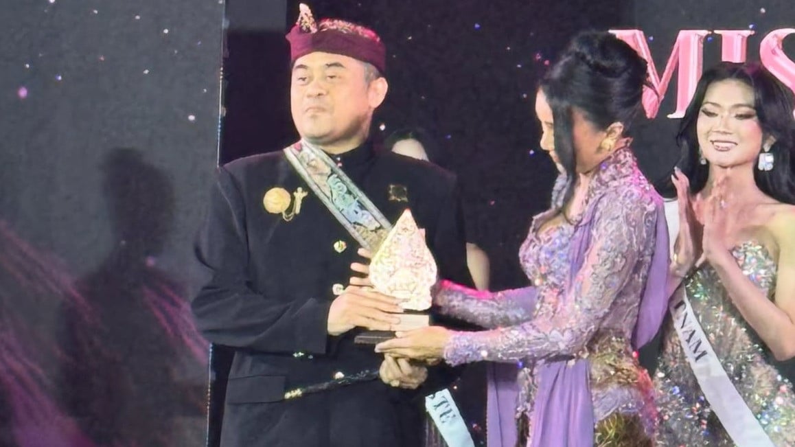 Anggota DPD RI sekaligus senator asal Bali, Arya Wedakarna menghadiri ajang transgender internasional di Thailand viral