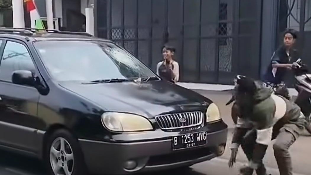 Viral! Pria Teriak “Maling” Kejar Mobil hingga Lempar Batu di Jagakarsa, Begini Akhirnya